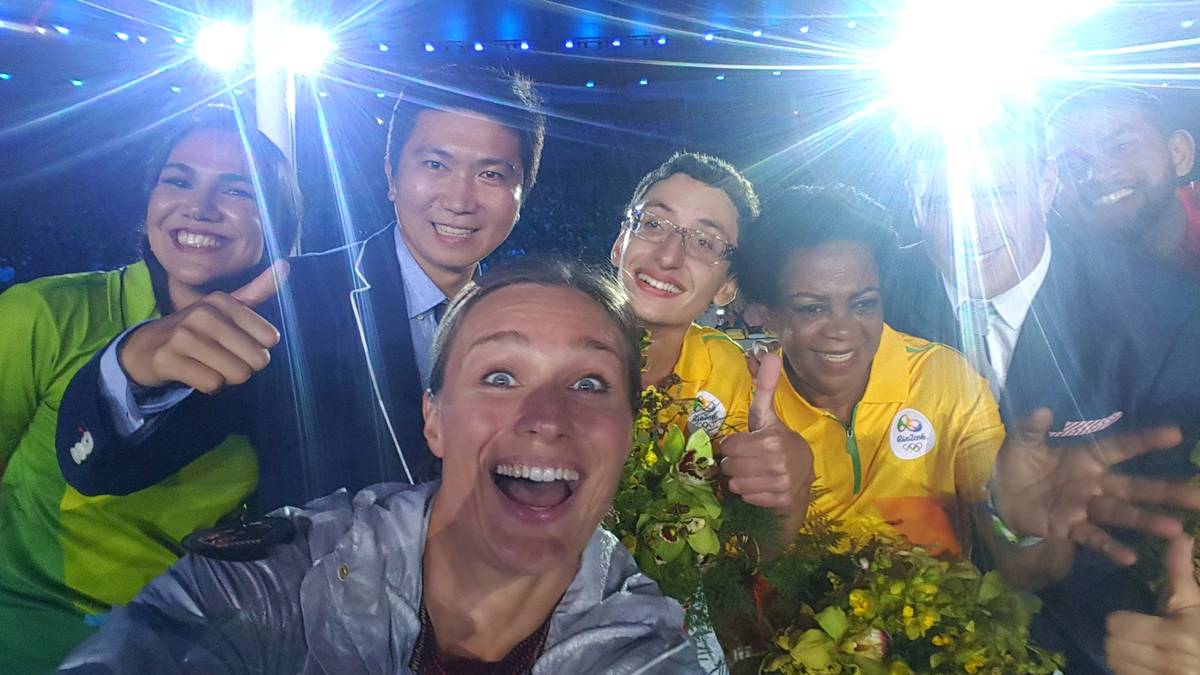 Britta Heidemann weiß, wer einen großen Dank verdient. "The Volunteers...being the real deal! Ohne tausende Freiwillige wären Olympische Spiele unmöglich. Danke!", schreibt Heidemann zu ihrem Selfie bei Twitter