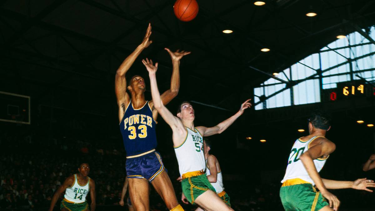 Trotz dreier Meisterschaften hatte Alcindor schon damals mit Ungerechtigkeiten und Rassismus zu kämpfen. Jahre später sagte er, sein damaliger Coach habe ihn mit dem N-Wort beleidigt. Alle großen Basketball-Colleges rissen sich um das Supertalent