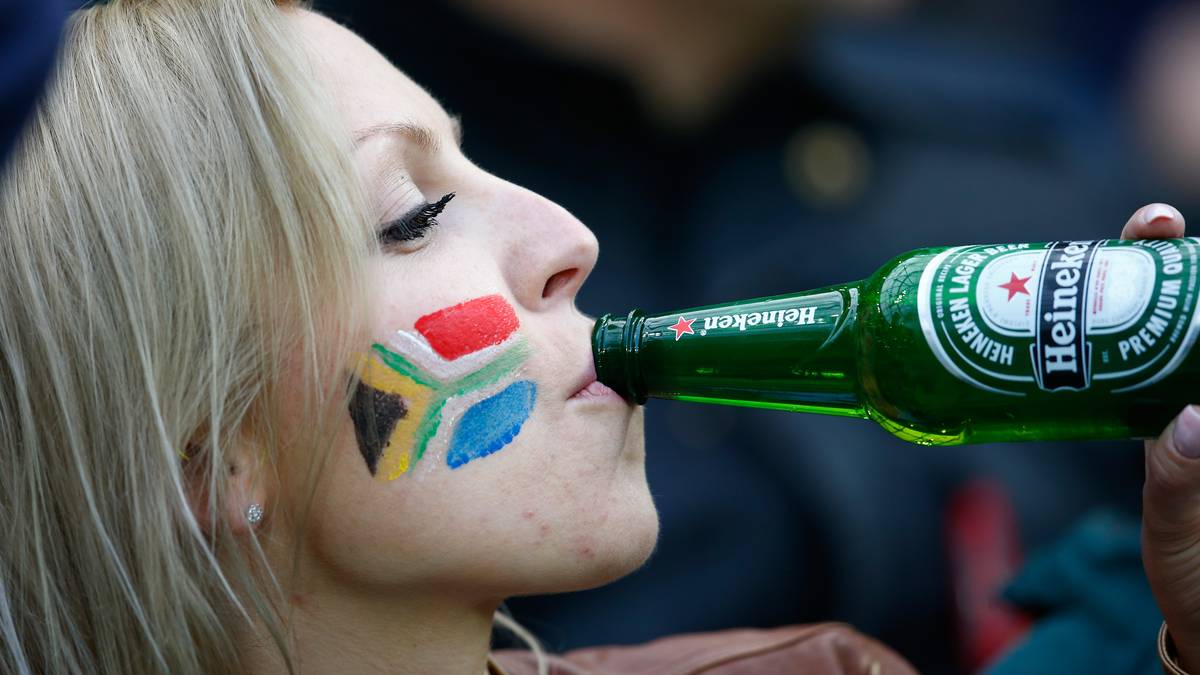 Ein südafrikanischer Fan genießt aufgrund der Leistung der Südafrikaner ihr Bier deswegen in vollen Zügen