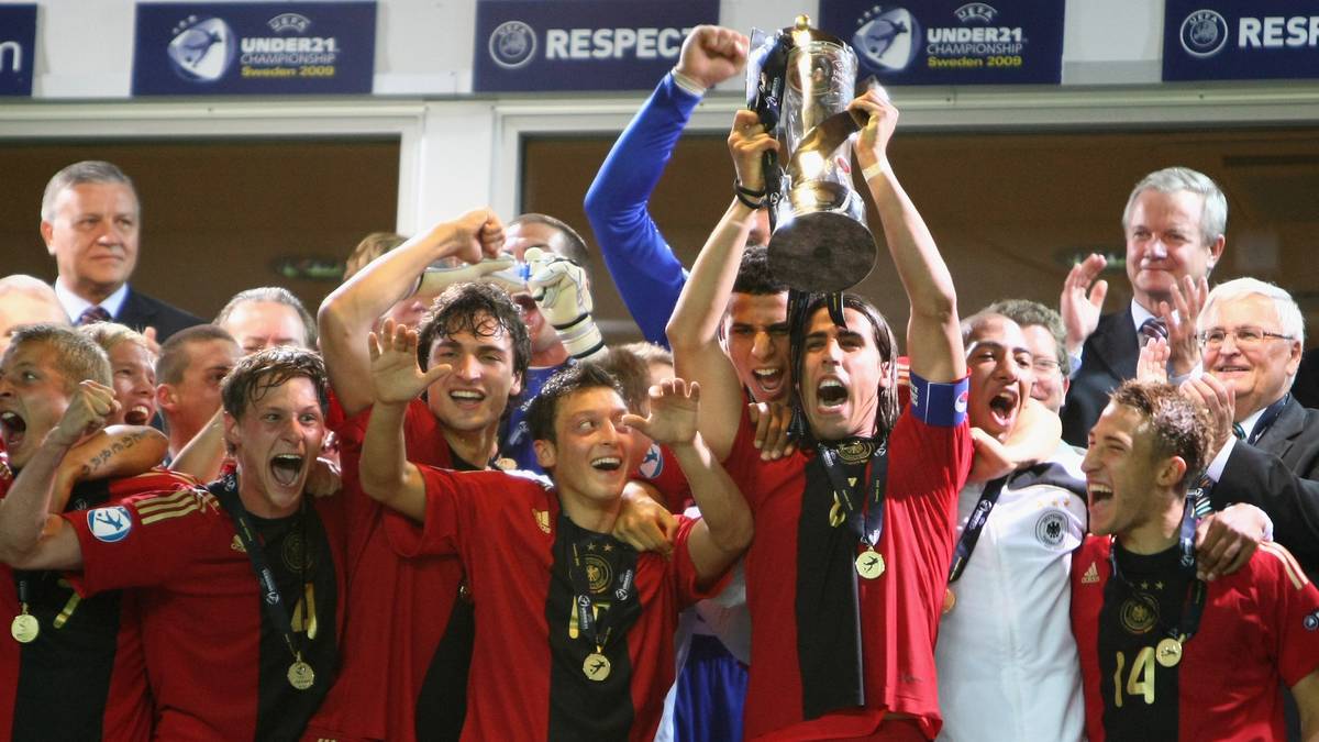 Für viele Spieler ist die EM eine absolute Erfolgsstory. Neuer, Boateng, Hummels, Höwedes, Khedira und Özil gehören zum Kern der Weltmeisterelf von 2014 und sind damit absolute Vorbilder für die heutige U21