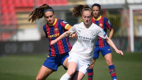 Wird Spielerin des FC Barcelona: Keira Walsh (r.)