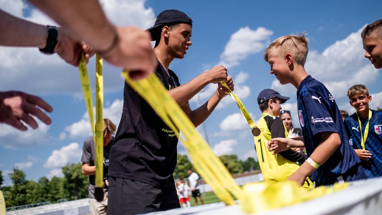 Jamal Musiala überreichte den Kindern nach dem Turnier Medaillen und nahm sich Zeit für Fotos und Autogramme