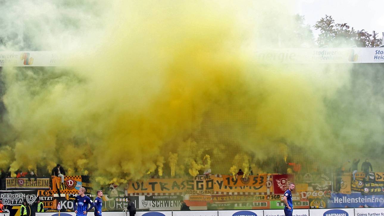 Dynamo-Fans zünden Rauchbomben