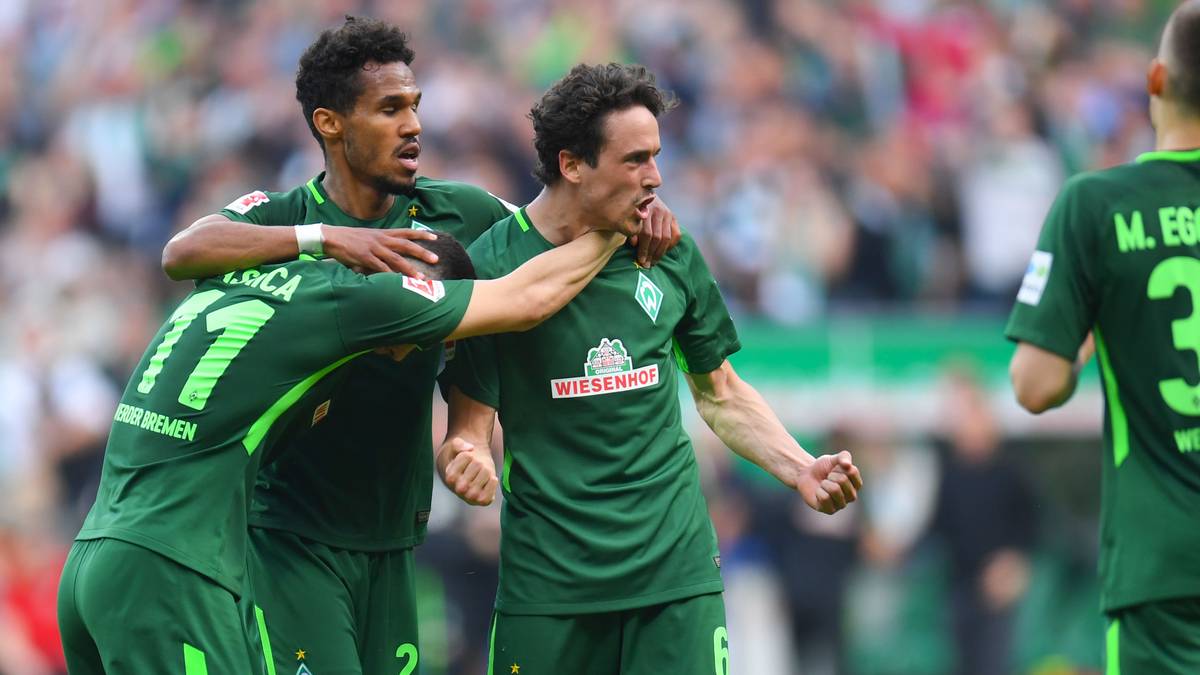 Thomas Delaney (r.) gelingt ein trickreicher Kopfball-Lupfer über Roman Bürki und kann sich danach über den Ausgleich für Werder Bremen freuen
