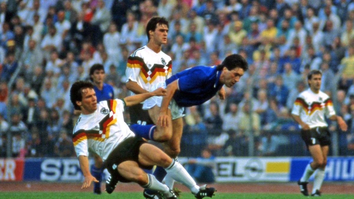 Deutschland - Italien 1:1 - Im Eröffnungsspiel hat die DFB-Elf zunächst weniger vom Spiel. Italien geht kurz nach der Pause in Front, doch praktisch mit dem Gegenzug sorgt Andreas Brehme für den Ausgleich