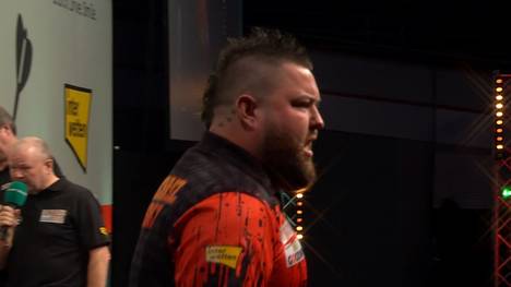 Mit einem 121-Highfinish entscheidet Michael Smith eine hochklassige Partie gegen Josh Rock für sich und macht die nächste Runde perfekt.