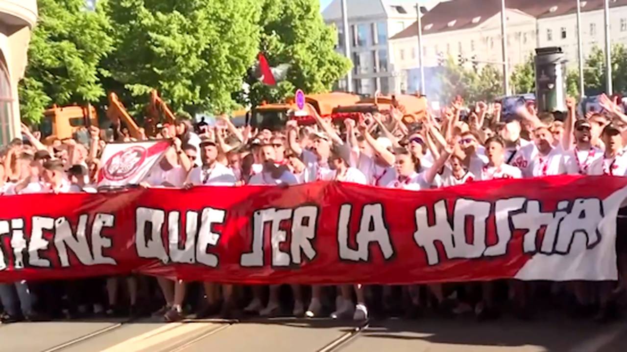 Großer Fanmarsch! Spanische Fans nehmen Leipzig ein
