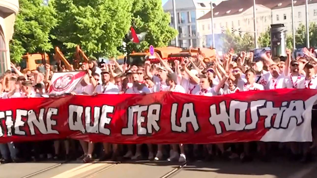 Großer Fanmarsch! Spanische Fans nehmen Leipzig ein