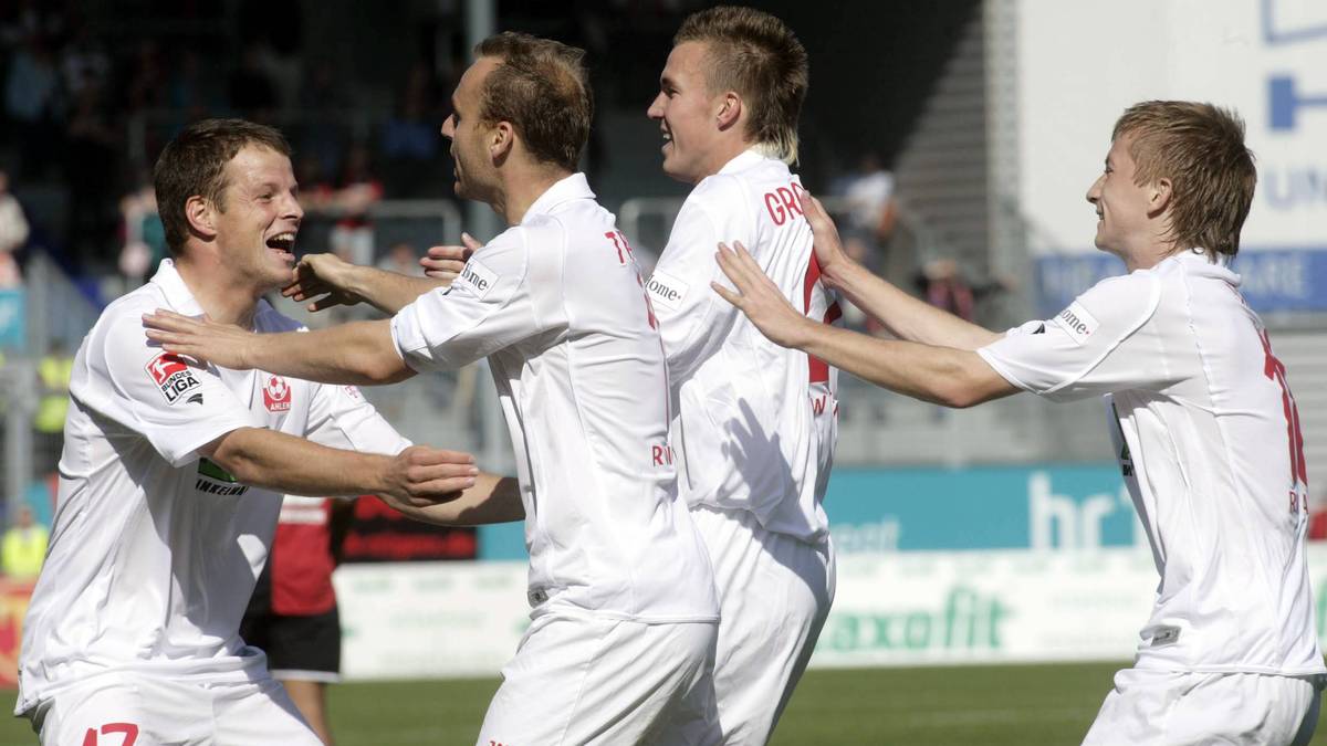 Dort trifft er einen anderen Ur-Dortmunder. Mit Kevin Großkreutz (2.v.r.) sorgt Reus (r.) in Ahlen für offensive Glanzlichter  