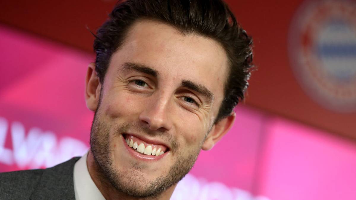 Das ist er also, der neue Rechtsverteidiger beim FC Bayern. Álvaro Odriozola, 24 Jahre alt, vier Länderspiele, kommt von Real Madrid per Leihe bis Saisonende. Am Mittwoch wurde er an der Säbener Straße vorgestellt