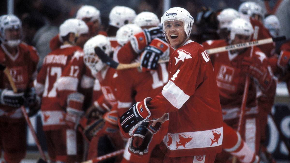 Der euphorische Hallensprecher rief schon zum Vorverkauf für ein weiteres Heimspiel auf. Zwischen der 48. und 55. Minute schossen die Kölner aber erneut einen 6:5-Sieg heraus. Zwei Tage später waren an der Kölner Lentstraße 10.000 Liter Freibier bereitgestellt worden. Zu Recht: Köln schoss erneut sechs Tore und gewann diesmal locker mit 6:1 - sehr zur Freude von Udo Kießling (vorne)