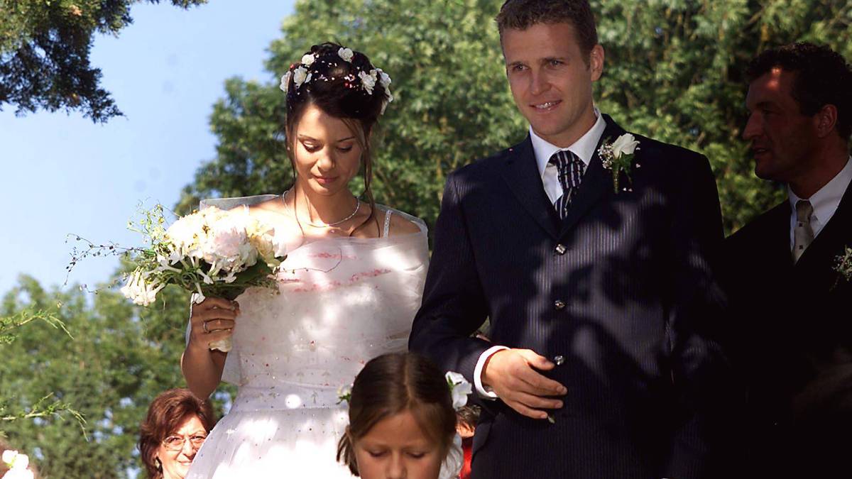 Klassisch elegant, Oliver Bierhoff und Klara Bierhoff nach ihrer Hochzeit am 23. Juni 2001. Damals war Bierhoff noch als Stürmer in Diensten des AC Mailand  