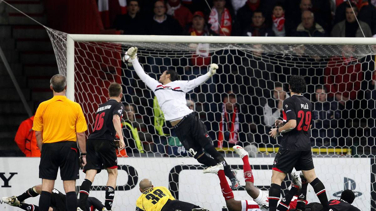 Sinan Bolat erzielt als erster Torwart aus dem Spiel ein Tor in der Champions League. Durch sein Kopfballtor zum 1:1 gegen AZ Alkmaar in der 5. Minute der Nachspielzeit kann sich Standard Lüttich für die UEFA Europa League qualifizieren.