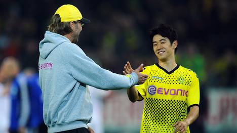 Shinji Kagawa (r.) verfolgt Jürgen Klopps Arbeit beim FC Liverpool