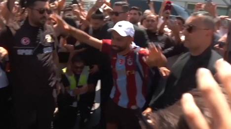 Mohamed Salah ist in der Türkei angekommen und sorgt bereits vor seinem offiziellen Wechsel für riesige Begeisterung.