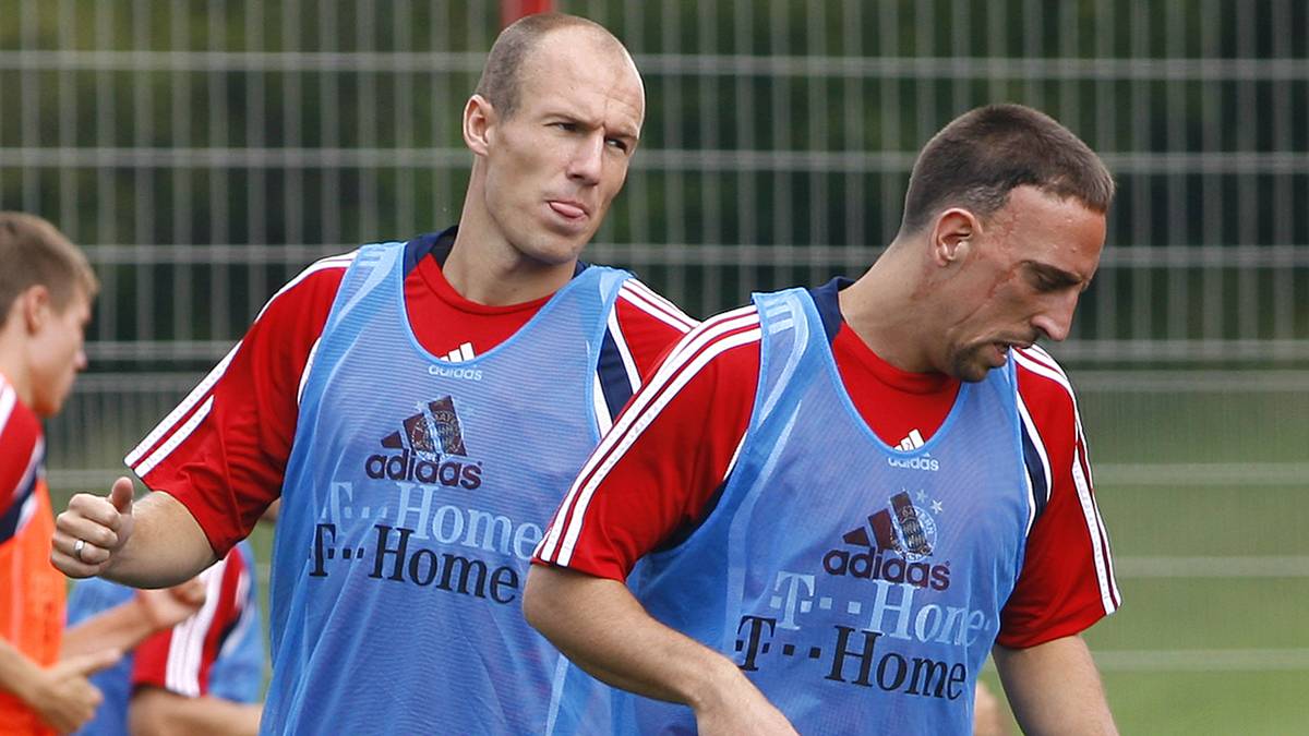 Der bei Real Madrid faktisch ausgebootete Arjen Robben schloss sich den Bayern an, bei dessen erster Trainingseinheit trafen die beiden neuen Flügelpartner direkt aufeinander. Der Beginn einer wunderbaren Partnerschaft, von den Medien wahlweise "Robbery" oder "Rib und Rob" genannt