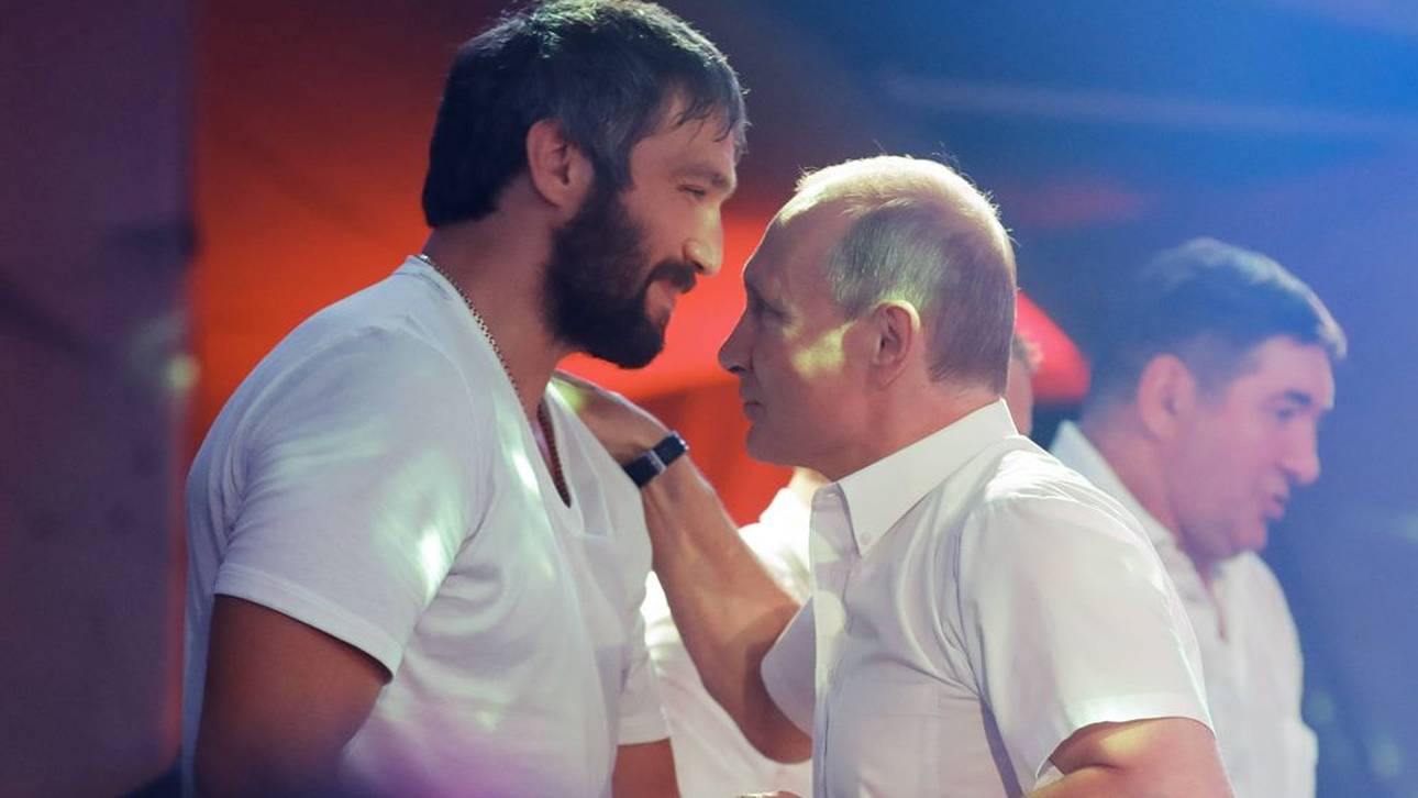 Alexander Owetschkin und Wladimir Putin im Jahr 2017