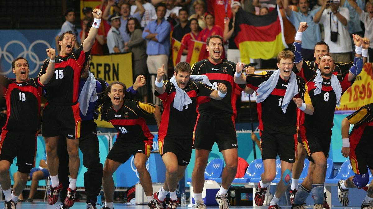 Das Siebenmeterwerfen muss die Entscheidung bringen. Torsten Jansen und Stephan verwandeln für das deutsche Team, Henning Fritz pariert alle Siebenmeter der Spanier. Deutschland steht im Halbfinale! Am Ende holt Deutschlands "goldene Generatione" nach einer Finalniederlage gegen Kroatien Silber