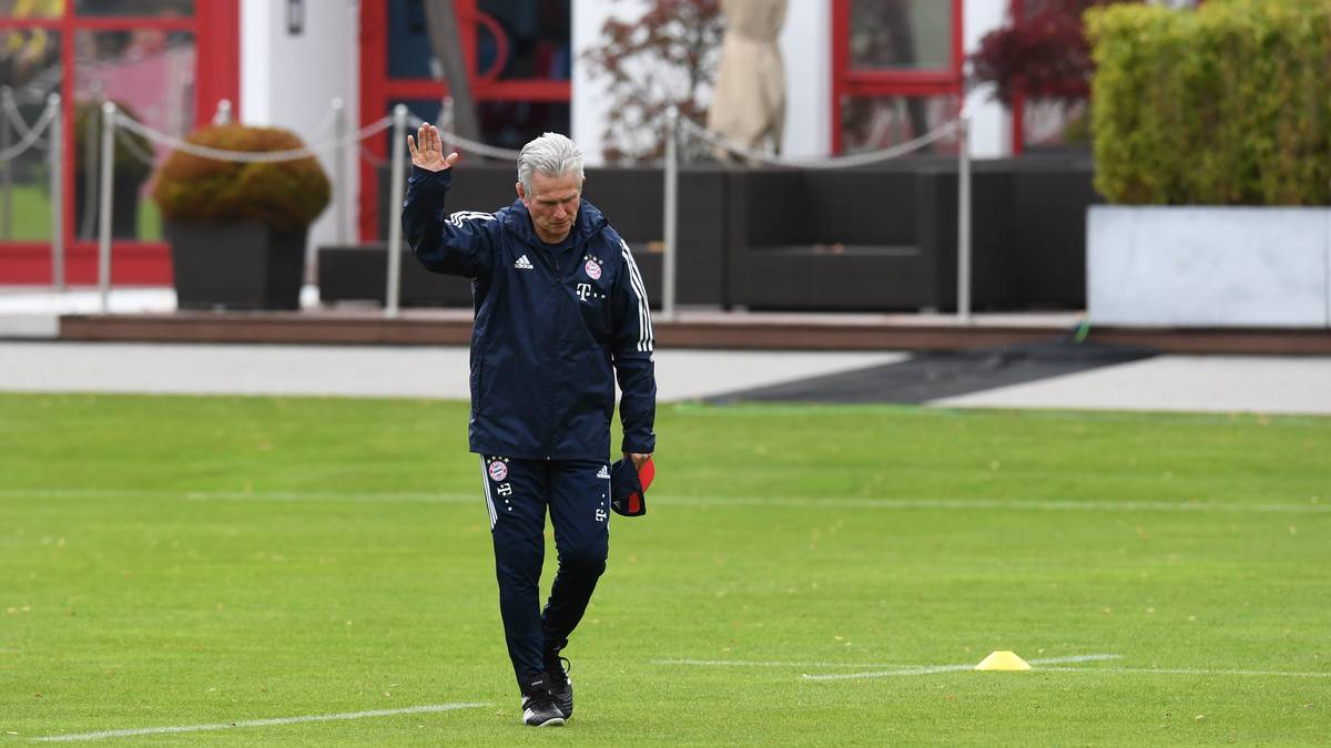 Der Triple-Trainer von 2013 wird von den Fans zwar begeistert empfangen (hier bei seinem ersten Training), aber er war eben seit viereinhalb Jahren im Ruhestand. Daher wirkt das Comeback zunächst wie eine Verzweiflungstat der Bayern-Bosse