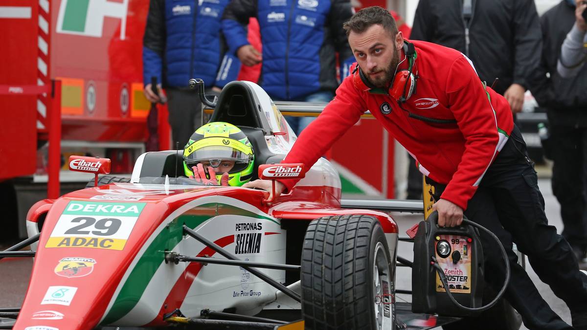Anfang 2016 wechselt Mick Schumacher zum Prema Powerteam. In Misano gewinnt er die ersten beiden Saisonrennen in der italienischen Formel 4. Es folgen weitere Siege. Mit 16 Punkten Rückstand wird er in der Meisterschaft Zweiter hinter Marcos Siebert
