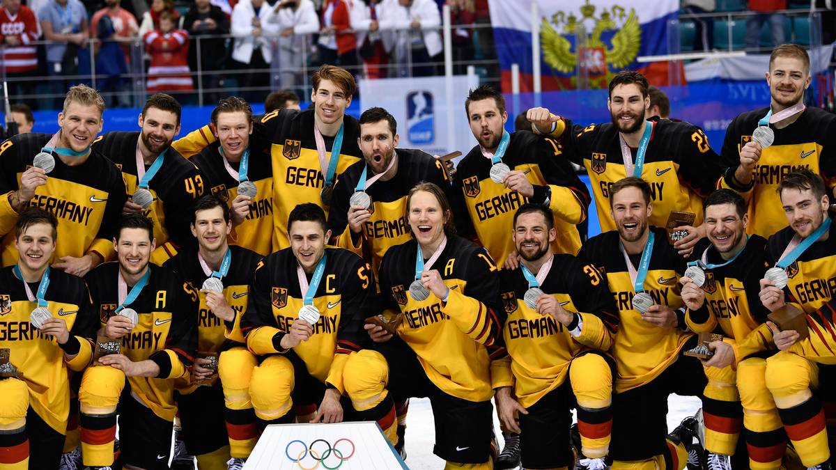 TOP - EISHOCKEY-TEAM: Dennoch ist das Eishockey-Wunder natürlich ein Top der Spiele. Überraschend kämpft sich das Team von Marco Sturm bis ins Finale vor. Dort fehlen nur 55 Sekunden bis zum Olympiasieg, ehe die Russen den Deutschen das Gold in der Overtime entreißen. Die größte Eishockey-Sensation der Geschichte wird zwar verpasst, aber Silber mitgebracht