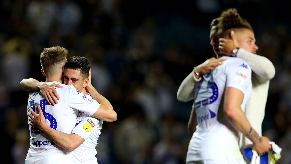 Dort spielen die Teams auf den Plätzen 3 bis 6 den dritten Aufsteiger in Playoffs aus - und Leeds scheiterte im Halbfinale ähnlich dramatisch an Derby County wie West Brom gegen Aston Villa. Im Finale in Wembley spielen nun Derby und Aston Villa um die Premier-League-Teilnahme