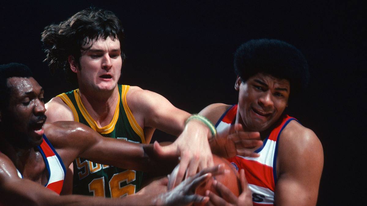 RANG 9 - WASHINGTON BULLETS vs. SEATTLE SUPERSONICS: In der wohl berüchtigsten Ära der NBA liefern sich die Bullets und Sonics 1978 und 1979 zwei brettharte Finalserien. Washington setzt voll auf seinen physischen Frontcourt mit Elvin Hayes (l.) und Wes Unseld (r.). Bis zu den Cavs 2016 sind sie das letzte Team, das ein siebtes Finalspiel auswärts gewinnt, 1979 schlagen die Sonics zurück und holen ihren ersten Titel