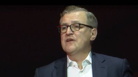 Jan-Christian Dreesen, Vorstandvorsitzender des FC Bayern München, spricht auf der Jahreshauptversammlung über die Transferpolitik.