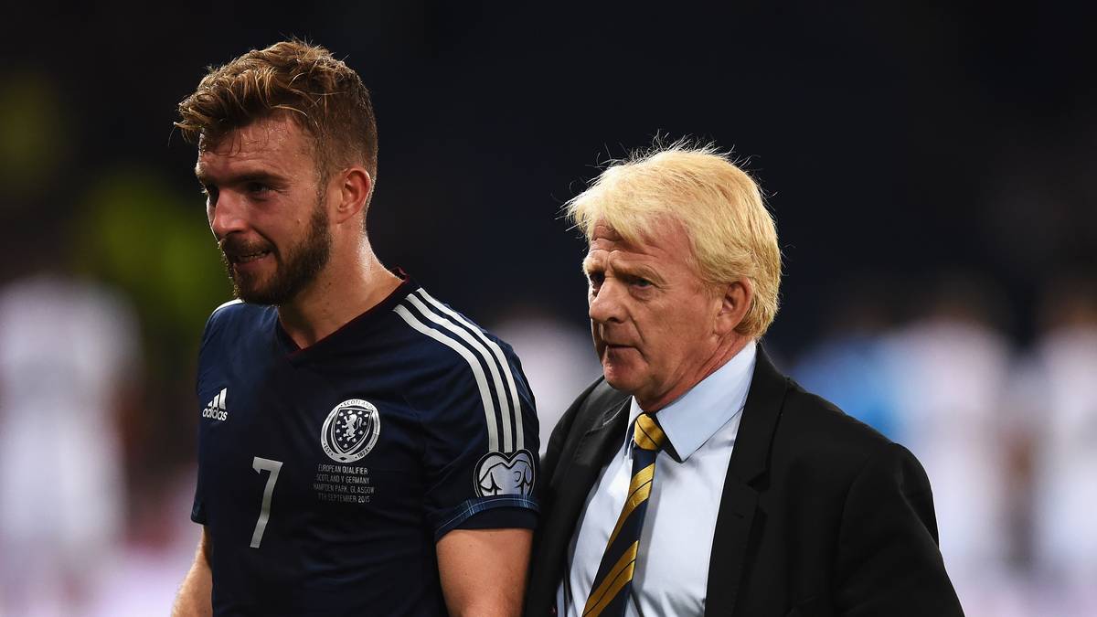 Für die Schotten ist der EM-Zug dagegen beinahe abgefahren. Trainer Strachan muss James Morrison trösten