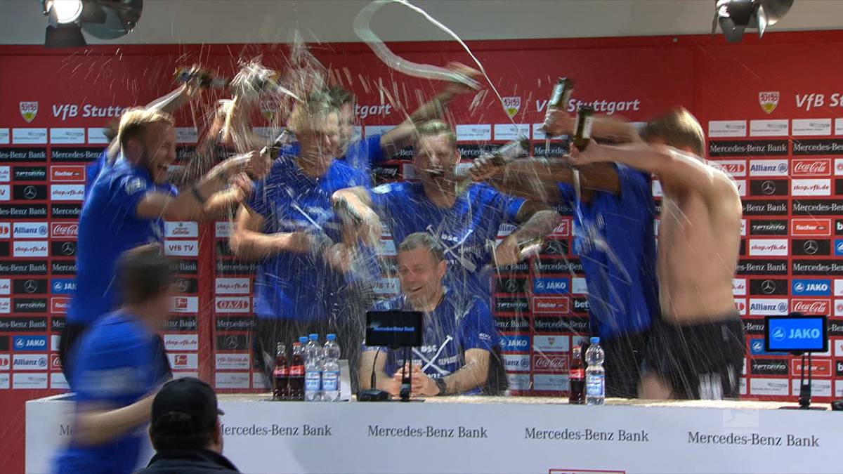 Arminia Bielefeld rettet sich am letzten Spieltag und bleibt der Bundesliga erhalten. Auf der Pressekonferenz folgt für Coach Frank Kramer die obligatorische Bierdusche.