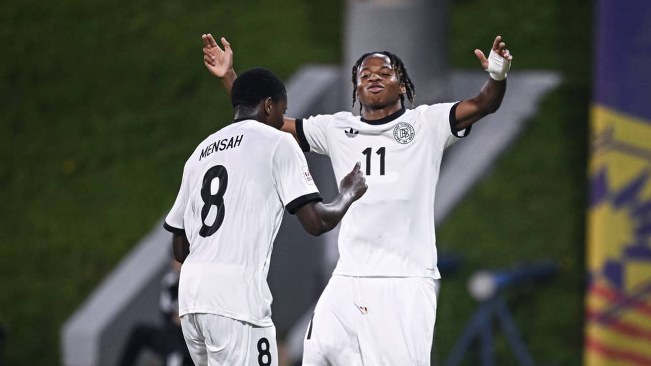 Wisdom Mike (r.) und Jeremiah Mensah (l.) treffen bei der Tor-Gala gegen El Salvador