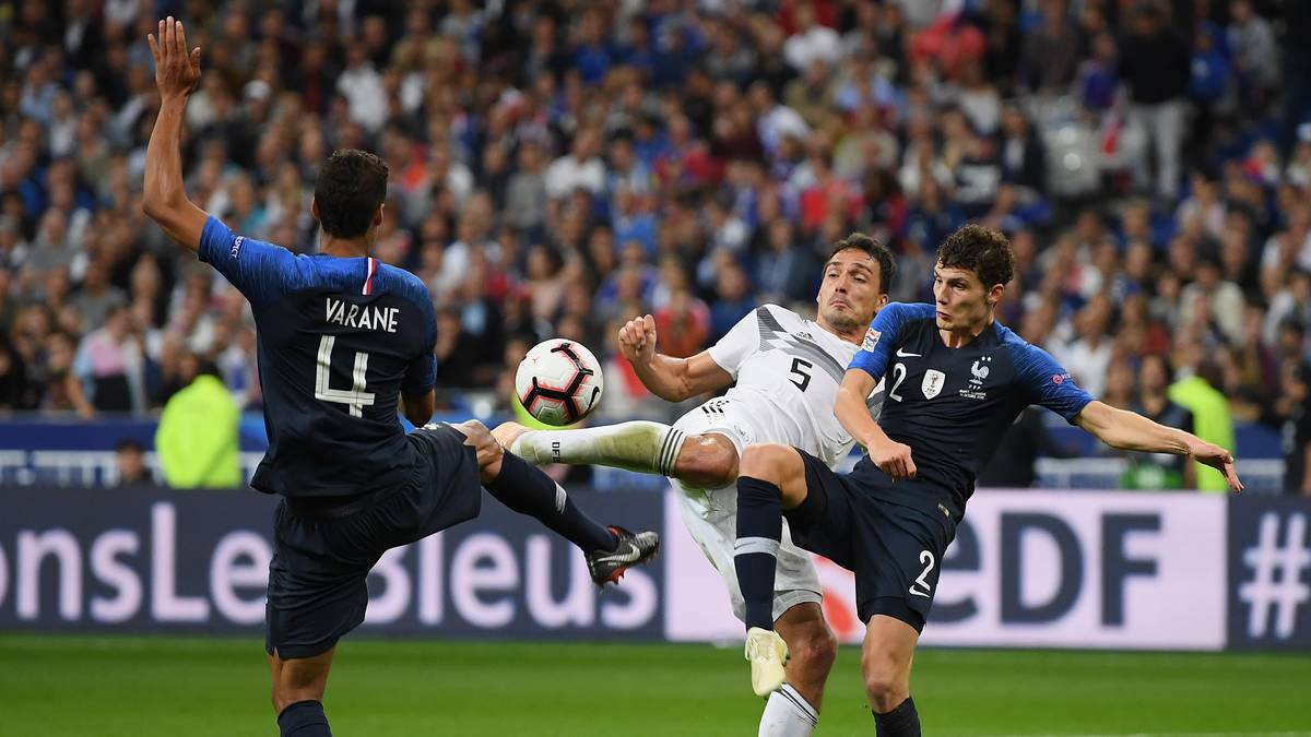 DEUTSCHLAND vs. FRANKREICH: 1:2 - Nur drei Tage später setzte es gegen den Weltmeister in Paris die sechste Niederlage des Jahres. Das DFB-Team trat zwar deutlich mutiger auf als zuvor in Amsterdam. Gegen die eiskalte Effektivität der Franzosen war aber kein Kraut gewachsen