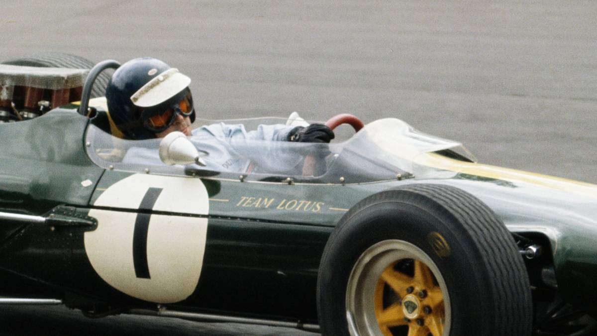 Bei einem Formel-2-Rennen verunglückte der Brite 1968 am Hockenheimring tödlich. Aufgrund eines Reifenschadens kam er von der Piste ab und knallte gegen einen Baum. Direkte Augenzeugen gab es nicht. Clarks Tod löste weltweites Entsetzen aus