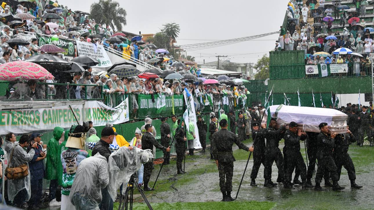 Fans verabschieden Flugzeug-Opfer