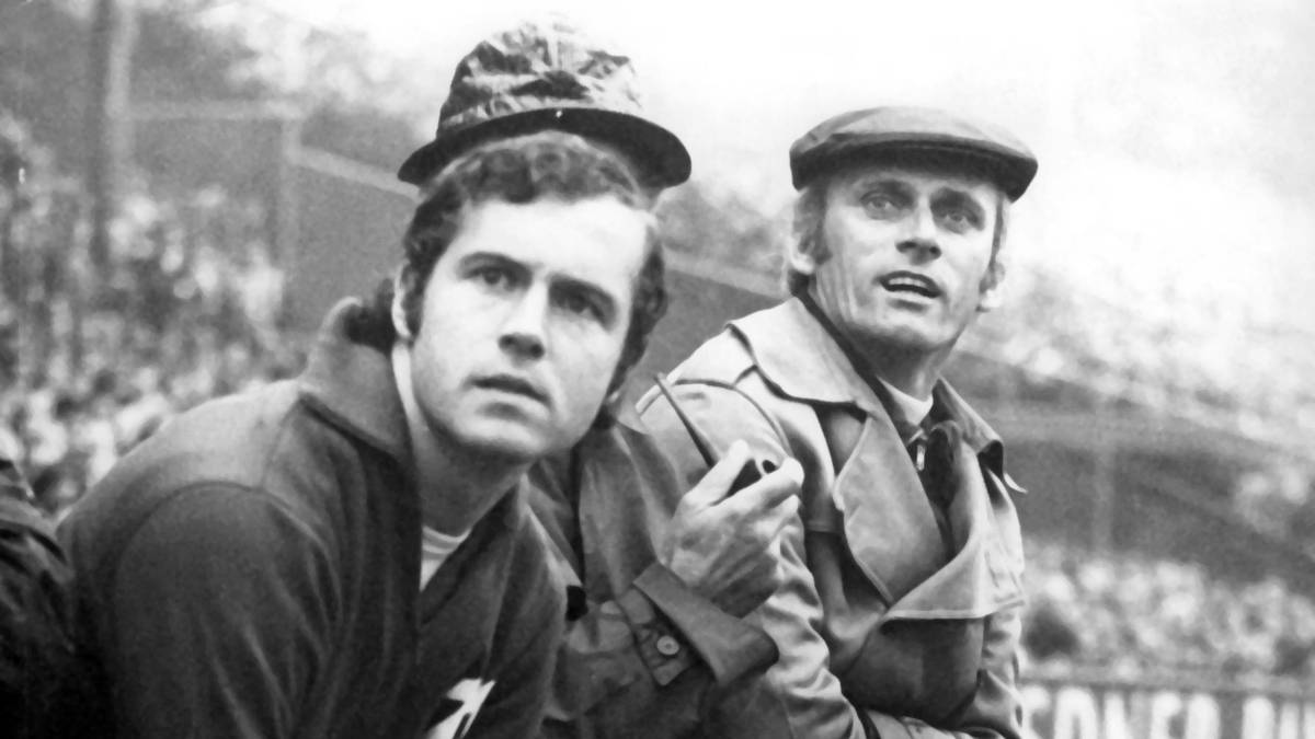 Als die Spieler 1970 den Trainer-Diktator Branko Zebec loswerden wollten, besuchte Beckenbauer seinen einstigen Trainer in der Juniorennationalmannschaft Udo Lattek in Köln. Der Bayern-Kapitän, damals 25, fragte: "Willst du unser Trainer werden?" Lattek, damals gerade mal 35: "Ja, natürlich." Verhandlungen, wie sie dem Kaiser gefallen.  Latteks Bilanz seiner ersten Ära beim FC Bayern: Pokalsieger 1971, Meister 1972, 1973, 1974...