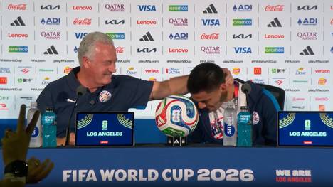 Paraguay ist nach 16 Jahren zurück auf der WM-Bühne. Vor dem Auftaktspiel gegen die USA bricht Diego Gómez auf der Pressekonferenz in Tränen aus. Trainer Gustavo Alfaro springt für ihn ein.