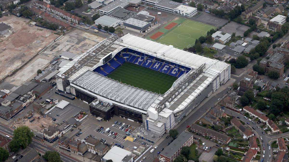 Ab 1953 war das Stadion mit Flutlicht augerüstet. 1990 wurde die erste Videoleinwand eingebaut. Seit den 1980 wurden die Tribünen nach und nach erneuert. Mit der Renovierung der Members Stand, die Nordtribüne, wurde White Hart Lane zu einem reinen Fußballstadion