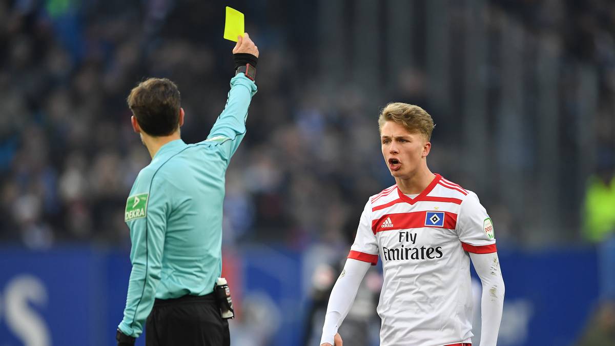 Der Träger der Fritz-Walter-Medaille in Gold verlängerte seinen Vertrag beim HSV bis 2020. Zwischenzeitlich wurde Arp immer wieder mit einem Wechsel zum FC Bayern in Verbindung gebracht. Aktuell stockt die Entwicklung des Hoffnungsträgers jedoch. In der laufenden Zweitligaspielzeit gelang Arp in zehn Einsätzen kein Tor