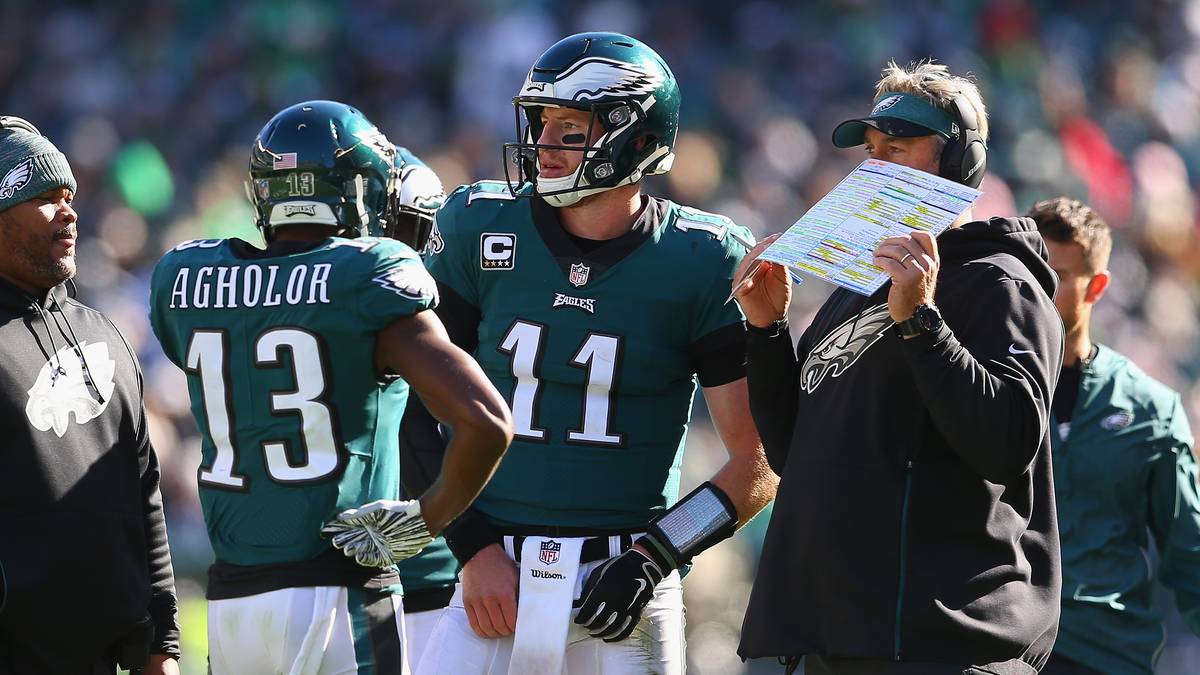 Bei den Philadelphia Eagles hängt vieles vom gefährlichsten Division-Gegner ab. Derzeit liegt der Super-Bowl Champ rund um Quarterback Carson Wentz (m.) hinter Washington auf Rang zwei. Allerdings hat bei den Redskins das Verletzungspech übel zugeschlagen, das könnte den Eagles in die Karten spielen