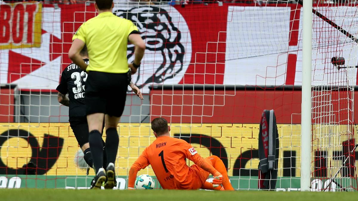 Timo Horn ist am Boden zerstört. Mit seinem Fehler stellt er die Partie endgültig auf den Kopf