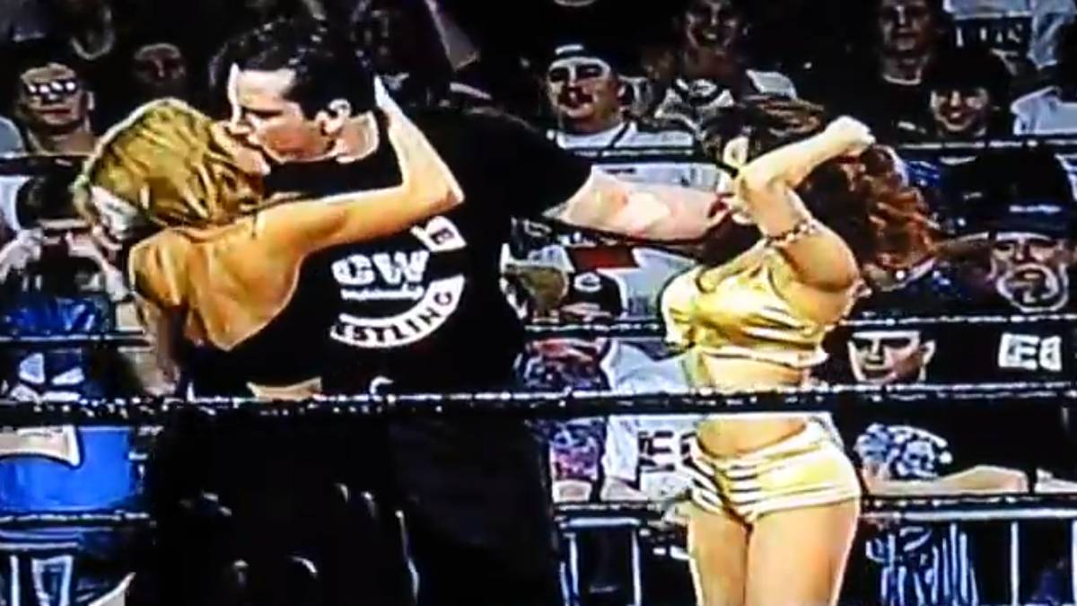 Bei ECW vergnügte sich Tommy Dreamer mit Beulah (l.) und Kimona