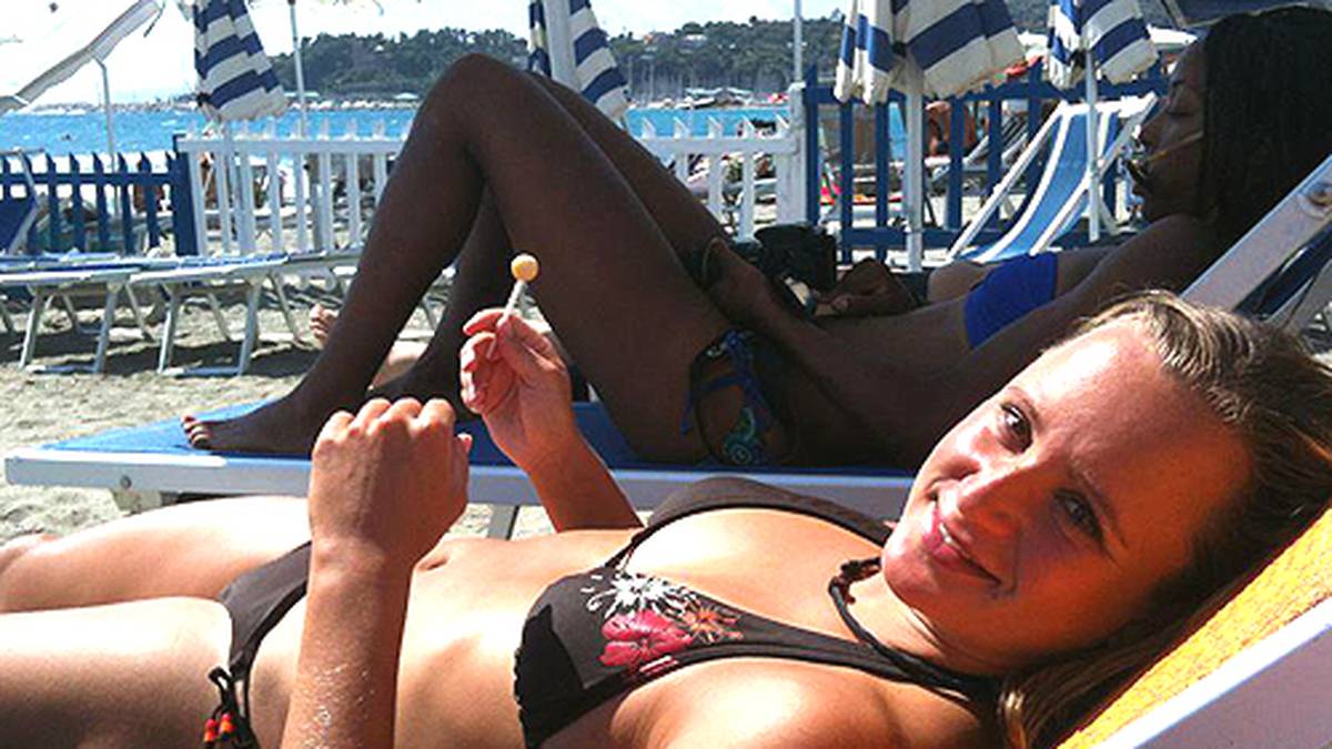 Zuspielerin Weiß macht auch am Strand eine gute Figur. Mit Kojak hat sie nur den Lolli gemeinsam. Als Sportsoldatin war sie unter anderen mit Schwimmer Helge Meeuw in der Grundausbildung. (Copyright: facebook@kathleenweiss)