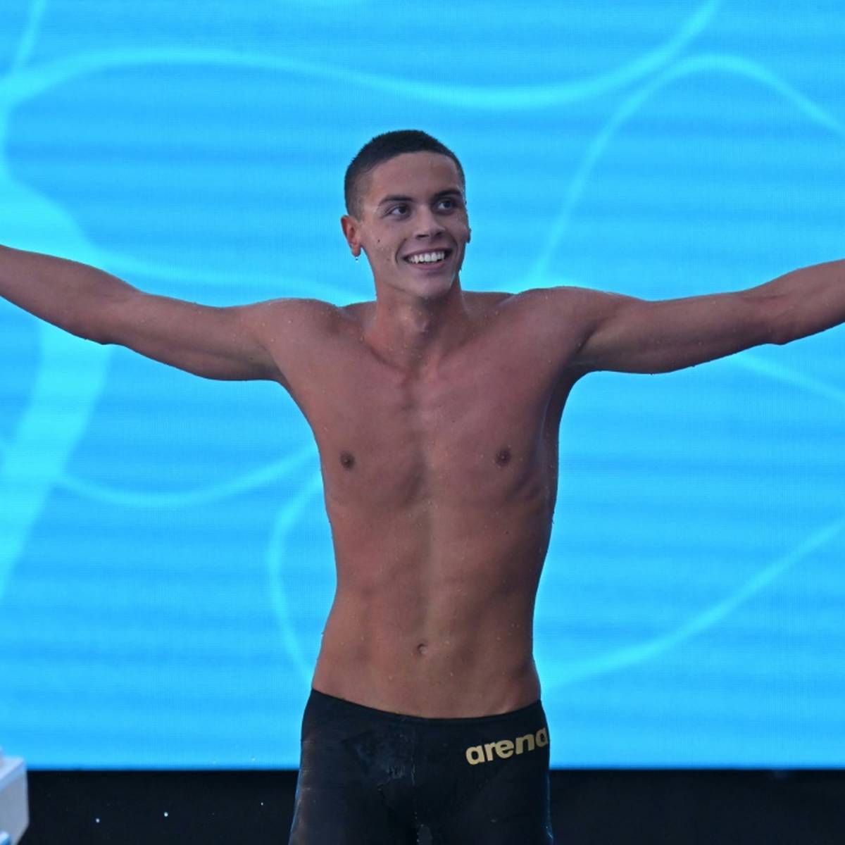 Doppel-Weltmeister David Popovici hat bei der Schwimm-EM in Rom den ersten Weltrekord aufgestellt. Der 17-jährige Rumäne siegte im Finale über 100 m Freistil.