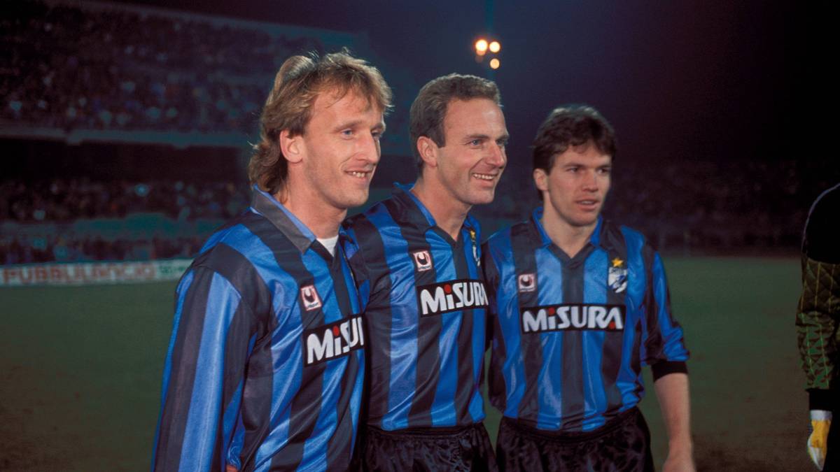 Namhaftes Trio: Für das Gruppenbild mit den Italien-Legionären Andreas Brehme (links) und Lothar Matthäus streift sich der ehemalige Inter-Spieler Karl-Heinz Rummenigge (Mitte) 1985 noch einmal das Vereinstrikot über