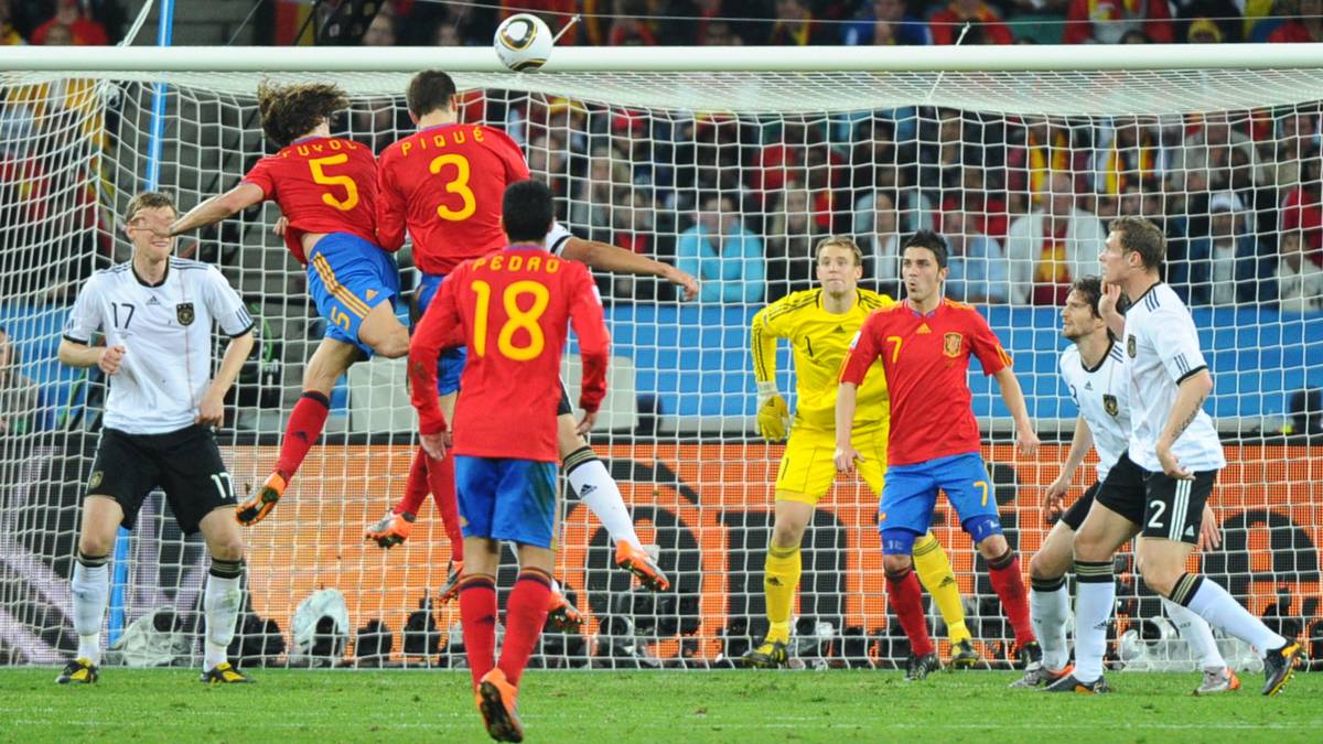 Ohne den gesperrten Müller findet Deutschland im Halbfinale kein Durchkommen durch den spanischen Abwehrriegel. Carles Puyol köpft das DFB-Team aus dem Turnier. Müller kann auf der Tribüne nur zuschauen