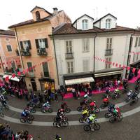 Sprinter Phil Bauhaus verpasst bei der vierten Etappe der Giro d‘Italia knapp den Tagessieg. Diesen sichert sich bei der Italien-Rundfahrt Jonathan Milan.