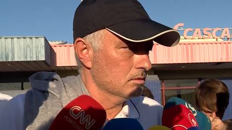 Nach dem Aus bei Fenerbahce könnte José Mourinho der neue Trainer von Benfica Lissabon werden. Der 62-Jährige ist bereits am Flughafen in Portugal angekommen, um seinen Vertrag zu unterschreiben.