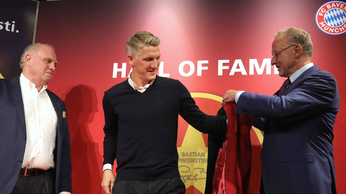 "Für mich war das einer der emotionalsten Momente des vergangenen Jahres, als Basti die Ehrenrunde nach seinem Abschiedsspiel gelaufen ist", erinnert sich Rummenigge und sagt zum Plan mit Schweinsteiger: "Ich habe ihm gesagt, er soll sich mal gedanklich damit auseinandersetzen, ob das eine reizvolle Option für ihn ist"