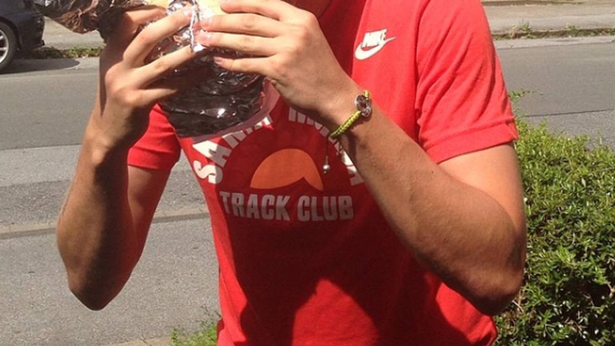 Kurz darauf wird ihm vorgeworfen, einen Fan in Köln mit einem Döner beworfen zu haben. Der Nationalspieler nimmt es mit Humor und postet ein Bild samt Döner und dem Satz "Ich habe Hunger"