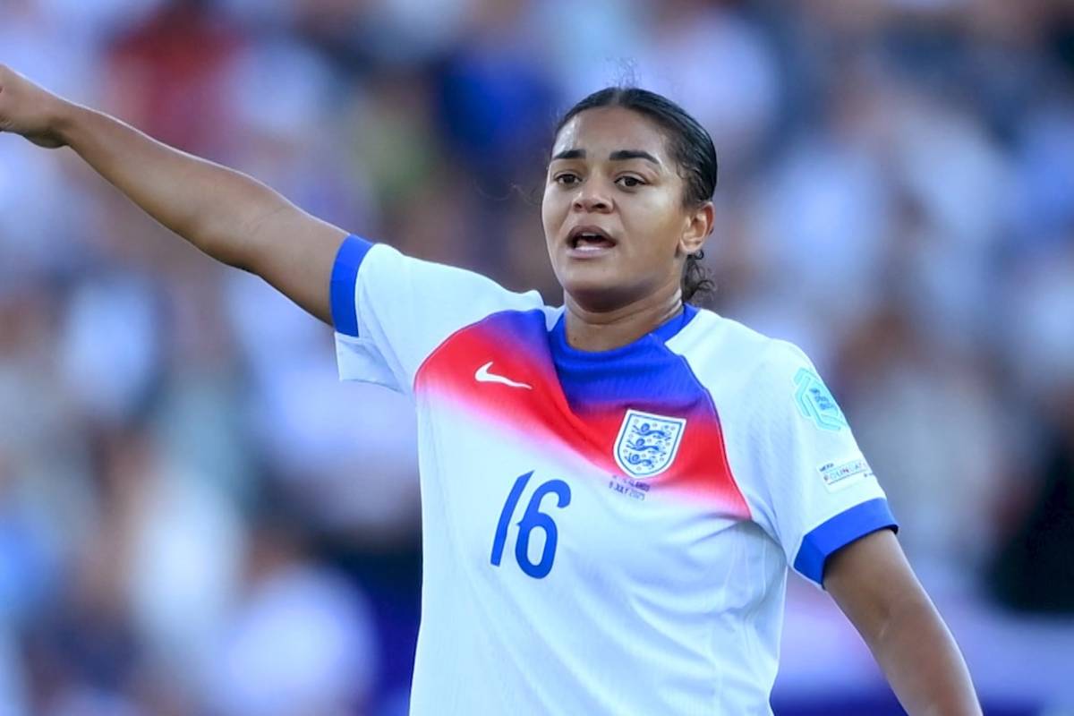 Die englische Nationalspielerin Jess Carter, Verlobte von DFB-Torfrau Ann-Katrin Berger, macht auf Instagram rassistische Kommentare publik. Ihre Teamkollegin Lucy Bronze wird daraufhin deutlich.